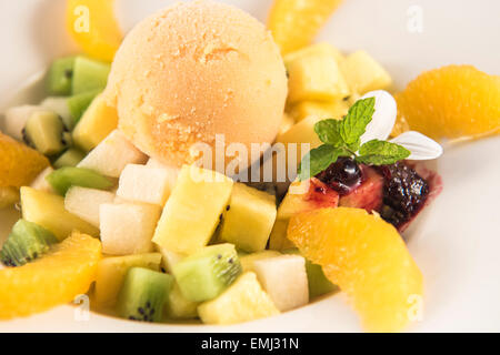 Salatteller mit verschiedenen Arten von Obst andicecream Stockfoto