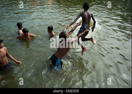 Kolkata, Indien. 21. April 2015. Indische Jugend Abkühlung an einem Stadt-Teich in Kalkutta, Hauptstadt des östlichen indischen Bundesstaat Westbengalen, Indien, 21. April 2015. Die Temperatur der Stadt Gipfel bei 38 Grad Celsius mit starker Feuchtigkeit. © Tumpa Mondal/Xinhua/Alamy Live-Nachrichten Stockfoto