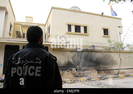 Tripoli, Libyen. 21. April 2015. Foto aufgenommen am 21. April 2015 zeigt die Explosion Website der spanischen Botschaft in Tripolis, Libyen. Eine Bombe explodierte in der Nähe von der spanischen Botschaft in Libyen Tripolis spät am Montag und keine Verletzten gemeldet wurden, einige Schäden am Gebäude ' s Wand. Bildnachweis: Hamza Türkei/Xinhua/Alamy Live-Nachrichten Stockfoto