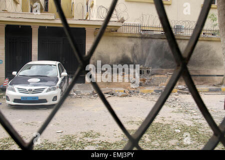 Tripoli, Libyen. 21. April 2015. Foto aufgenommen am 21. April 2015 zeigt die Explosion Website der spanischen Botschaft in Tripolis, Libyen. Eine Bombe explodierte in der Nähe von der spanischen Botschaft in Libyen Tripolis spät am Montag und keine Verletzten gemeldet wurden, einige Schäden am Gebäude ' s Wand. Bildnachweis: Hamza Türkei/Xinhua/Alamy Live-Nachrichten Stockfoto