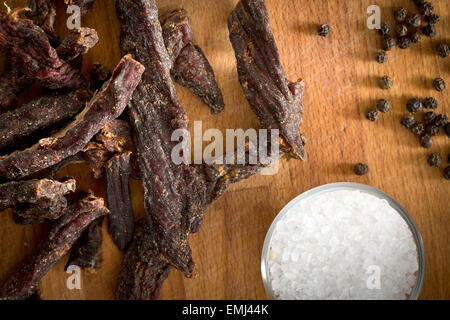 Dörrfleisch am Küchentisch Stockfoto