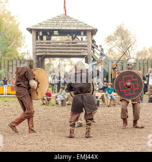 Wikinger Kampf in Jomsborg Wikinger Dorf, Warschau, Polen Stockfoto