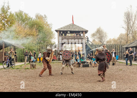 Wikinger Kampf in Jomsborg Wikinger Dorf, Warschau, Polen Stockfoto