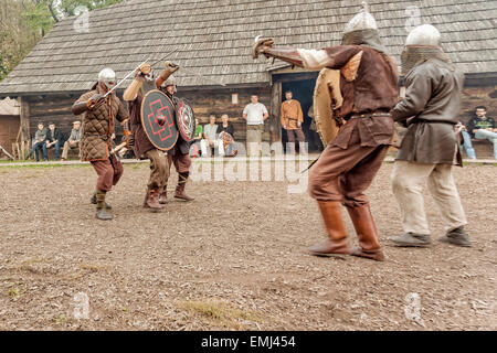 Wikinger Kampf in Jomsborg Wikinger Dorf, Warschau, Polen Stockfoto