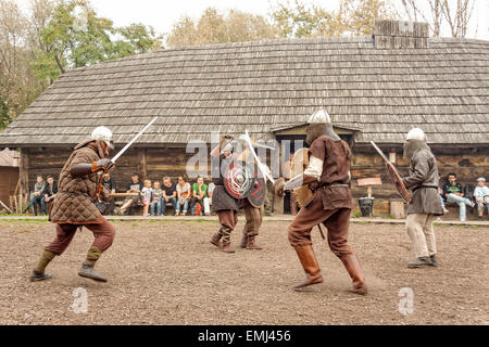 Wikinger Kampf in Jomsborg Wikinger Dorf, Warschau, Polen Stockfoto