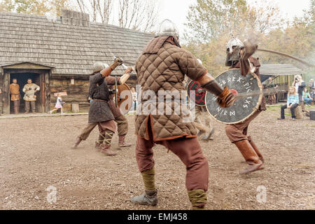 Wikinger Kampf in Jomsborg Wikinger Dorf, Warschau, Polen Stockfoto