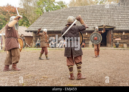 Wikinger Kampf in Jomsborg Wikinger Dorf, Warschau, Polen Stockfoto