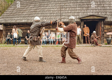 Wikinger Kampf in Jomsborg Wikinger Dorf, Warschau, Polen Stockfoto