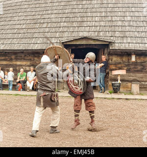 Wikinger Kampf in Jomsborg Wikinger Dorf, Warschau, Polen Stockfoto