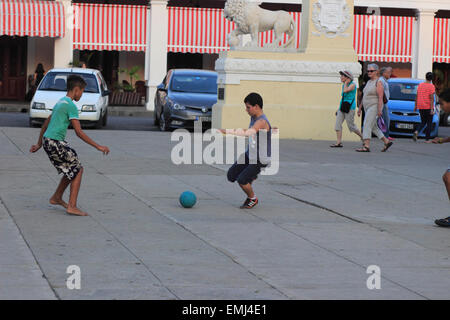 Junge kubanische Kinder Jungs spielen Fußball in Jose Marti Park Cienfuegos Kuba Stockfoto