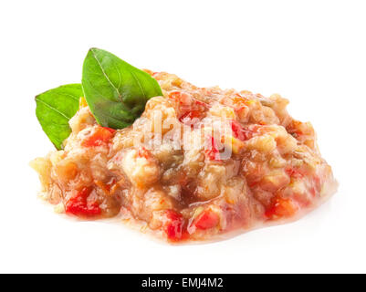 Pindjur - Salat mit gebratenen Auberginen, Tomaten und Paprika. Isoliert auf weiss Stockfoto