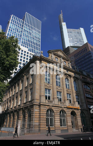 Deutschland, Hessen, Frankfurt Am Main, Commerzbank, Straßenszene, alte und neue Architektur, Stockfoto