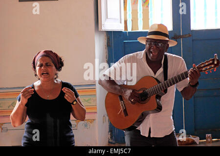 Kubanische Musiker geben ein Privatkonzert für Touristen in einem privaten Heim Trinidad Kuba Stockfoto