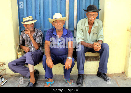 Drei ältere Herren in einer bunten Straße in Trinidad Kuba Stockfoto