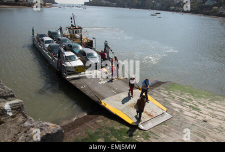 Auto und Personenfähre bedient unteren zwischen Dartmouth und Kingswear auf dem River Dart Ankunft am Dartmouth Rampe Stockfoto