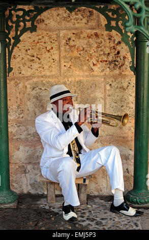 Kubanische Trompeter schafft Musik in einem kleinen Park in Havanna Kuba Stockfoto