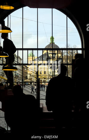 Lviv, Ukraine. 19. April 2015. Menschen die Treppe zum Restaurant - Brauerei "wahr. House of Beer "auf dem Marktplatz im Zentrum von Lemberg ist sehr beliebte Einwohner und Touristen. Bildnachweis: Igor Golovnov/Alamy Live-Nachrichten Stockfoto