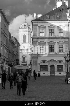 Lviv, Ukraine. 19. April 2015. Zentralen Platz Rynok (Markt) in Lemberg, charakteristisches Phänomen der mittelalterlichen Architektur der mitteleuropäischen Städten Credit: Igor Golovnov/Alamy Live News Stockfoto