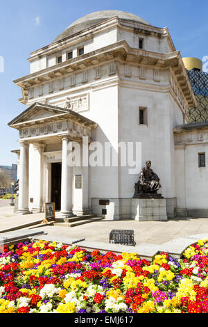 Birmingham, England, Vereinigtes Königreich, 20. April 2015. Birmingham in voller Blüte. Die Halle der Erinnerung umgeben von bunten Frühling Blumen Bettwäsche. Bildnachweis: Paul Weston / Alamy Live News Stockfoto