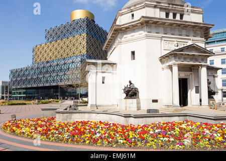 Birmingham, England, Vereinigtes Königreich, 20. April 2015. Birmingham in voller Blüte, die Birmingham-Bibliothek und die Halle der Erinnerung, umgeben von bunten Frühling Blumen Bettwäsche. Bildnachweis: Paul Weston / Alamy Live News Stockfoto