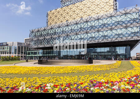 Birmingham, England, Vereinigtes Königreich, 20. April 2015. Birmingham in voller Blüte, die Birmingham Bibliothek umgeben von bunten Frühling Blumen Bettwäsche. Bildnachweis: Paul Weston / Alamy Live News Stockfoto