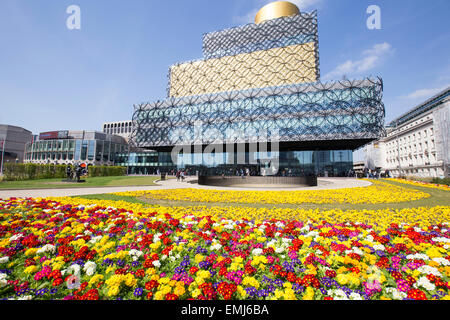 Birmingham, England, Vereinigtes Königreich, 20. April 2015. Birmingham in voller Blüte, die Birmingham Bibliothek umgeben von bunten Frühling Blumen Bettwäsche. Bildnachweis: Paul Weston / Alamy Live News Stockfoto