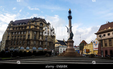 Lviv, Ukraine. 19. April 2015. Denkmal der polnischen Dichter Adam Mickiewicz Credit: Igor Golovnov/Alamy Live News Stockfoto