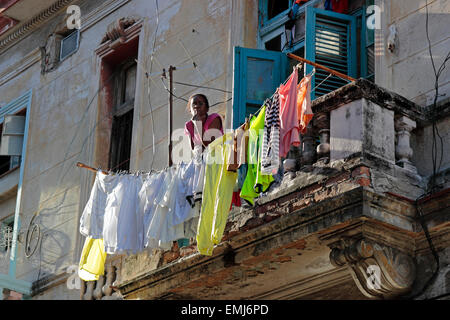 Frau auf Balkon Wohnhaus Fassaden Altstadt Habana Vieja Havanna Kuba Stockfoto