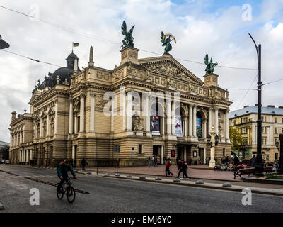 Lviv, Ukraine. 19. April 2015. Solomiya Krushelnytska Staatliche Akademische Opern- und Balletttheater (1897-1900) am 15. Juni 2013, Lemberg, Ukraine. Theater ist im Wiener Neorenaissance-Stil Kredit gebaut: Igor Golovnov/Alamy Live News Stockfoto