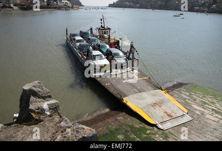 Auto und Personenfähre bedient unteren zwischen Dartmouth und Kingswear auf dem River Dart Ankunft am Dartmouth Rampe Stockfoto