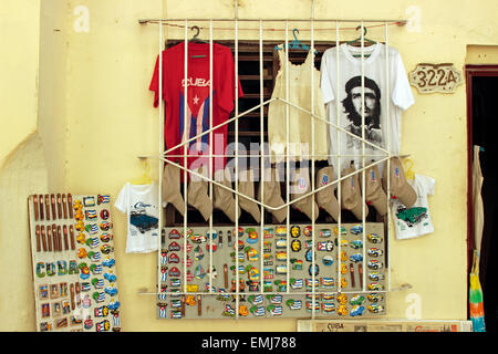 Souvenirs zum Verkauf in kleinen touristischen shop Altstadt Habana Vieja Havanna Kuba Stockfoto