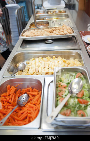 Abendessen-Damen bereiten Schulspeisung in der Grundschule-Kantine Stockfoto