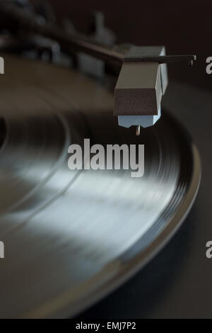 Vinyl-Schallplatte und Plattenspieler Stift niedrige Hauptlicht und selektiven Fokus Stockfoto