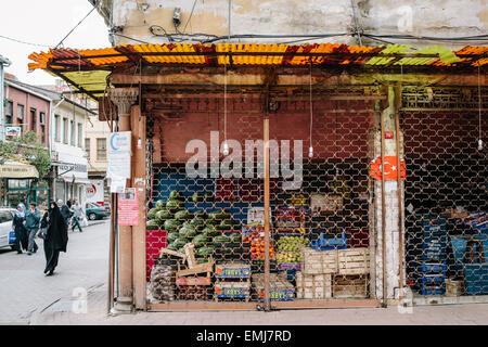 Ein Gemüsehändler an einer Straßenecke in Balat, Istanbul, Fensterläden-Up an einem Sonntag. Stockfoto