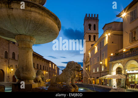 Twilight in Piazza del Comune, Assisi, Umbrien, Italien Stockfoto