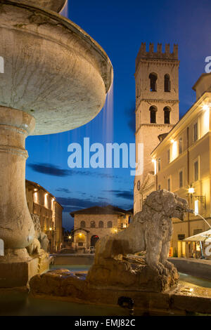 Twilight in Piazza del Comune, Assisi, Umbrien, Italien Stockfoto