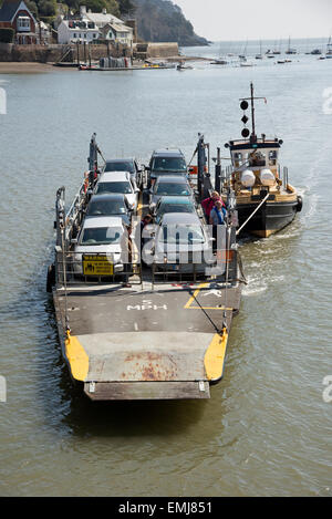 Auto und Personenfähre auf dem River Dart Devon England UK die unteren Fähre die Segel zwischen Dartmouth und Kingswear Stockfoto