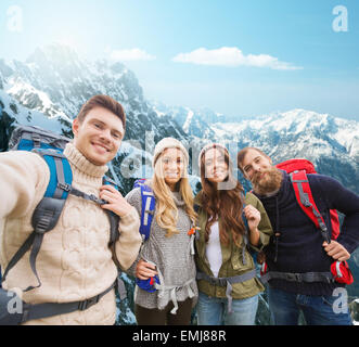 Gruppe von lächelnden Freunde mit Rucksäcke wandern Stockfoto