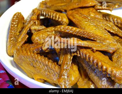 Marinierte Hähnchenflügel am Nachtmarkt in Taiwan Stockfoto