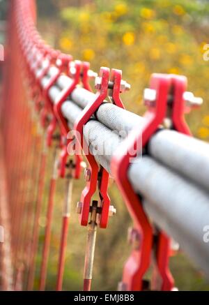 Die Nahaufnahme von Bundle-Kabeln auf Hängebrücke Stockfoto