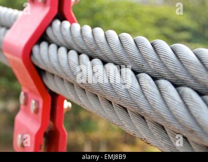 Die Nahaufnahme von Bundle-Kabeln auf Hängebrücke Stockfoto