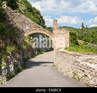 Über Gattaponi führt zum Eingang des Ponte Delle Torri in Spoleto, Provence Region Umbrien, Perugia, Italien, Stockfoto