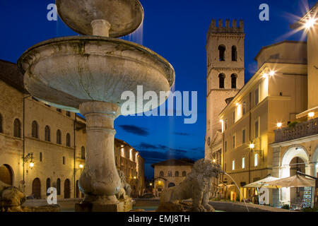 Twilight in Piazza del Comune, Assisi, Umbrien, Italien Stockfoto