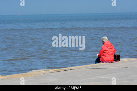 Prestatyn Nordwales UK. 21. April 2015. Eine ältere Dame sitzt ein Buch auf der Promenade am Prestatyn. Großbritannien Wetter sonnigen Tag in Prestatyn, North Wales, UK Credit: John Fryer/Alamy Live-Nachrichten Stockfoto