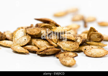 Gebratener Kürbis Samen auf weißem Hintergrund Stockfoto