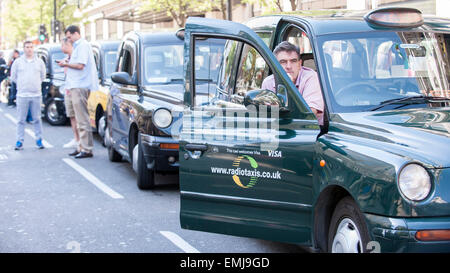 Oxford Street, London, UK. 21. April 2015.  London Taxi Taxifahrer, Mitglieder der United Taxifahrer Gruppe beteiligen sich an dem "Genug ist genug" Protest der normalerweise geschäftigen Oxford Street zum Stillstand zu bringen.  Sie demonstrierten gegen Transport for London, ihre Regler, weil er sich weigerte, ihre eigenen Vorschriften verlassen Londoner Sicherheit gefährdet durchzusetzen... Bildnachweis: Stephen Chung / Alamy Live News Stockfoto