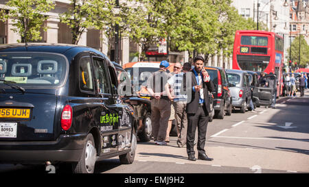 Oxford Street, London, UK. 21. April 2015.  London Taxi Taxifahrer, Mitglieder der United Taxifahrer Gruppe beteiligen sich an dem "Genug ist genug" Protest der normalerweise geschäftigen Oxford Street zum Stillstand zu bringen.  Sie demonstrierten gegen Transport for London, ihre Regler, weil er sich weigerte, ihre eigenen Vorschriften verlassen Londoner Sicherheit gefährdet durchzusetzen... Bildnachweis: Stephen Chung / Alamy Live News Stockfoto