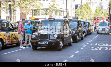 Oxford Street, London, UK. 21. April 2015.  London Taxi Taxifahrer, Mitglieder der United Taxifahrer Gruppe beteiligen sich an dem "Genug ist genug" Protest der normalerweise geschäftigen Oxford Street zum Stillstand zu bringen.  Sie demonstrierten gegen Transport for London, ihre Regler, weil er sich weigerte, ihre eigenen Vorschriften verlassen Londoner Sicherheit gefährdet durchzusetzen... Bildnachweis: Stephen Chung / Alamy Live News Stockfoto