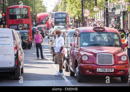 Oxford Street, London, UK. 21. April 2015.  London Taxi Taxifahrer, Mitglieder der United Taxifahrer Gruppe beteiligen sich an dem "Genug ist genug" Protest der normalerweise geschäftigen Oxford Street zum Stillstand zu bringen.  Sie demonstrierten gegen Transport for London, ihre Regler, weil er sich weigerte, ihre eigenen Vorschriften verlassen Londoner Sicherheit gefährdet durchzusetzen... Bildnachweis: Stephen Chung / Alamy Live News Stockfoto