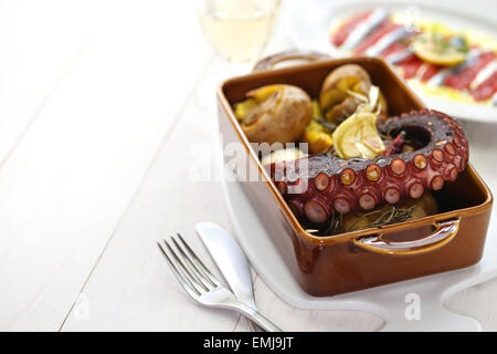 Gegrillter Tintenfisch mit Kartoffeln, Polvo ein Lagareiro com Batata ein Murro, portugiesische Küche Stockfoto